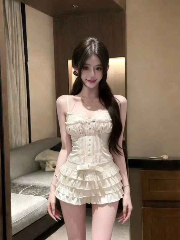 

Комплект из двух предметов: топ с кружевными вставками и короткая юбка-кейк в стиле Sweet Girl, новинка весенней коллекции, модный женский комплект.