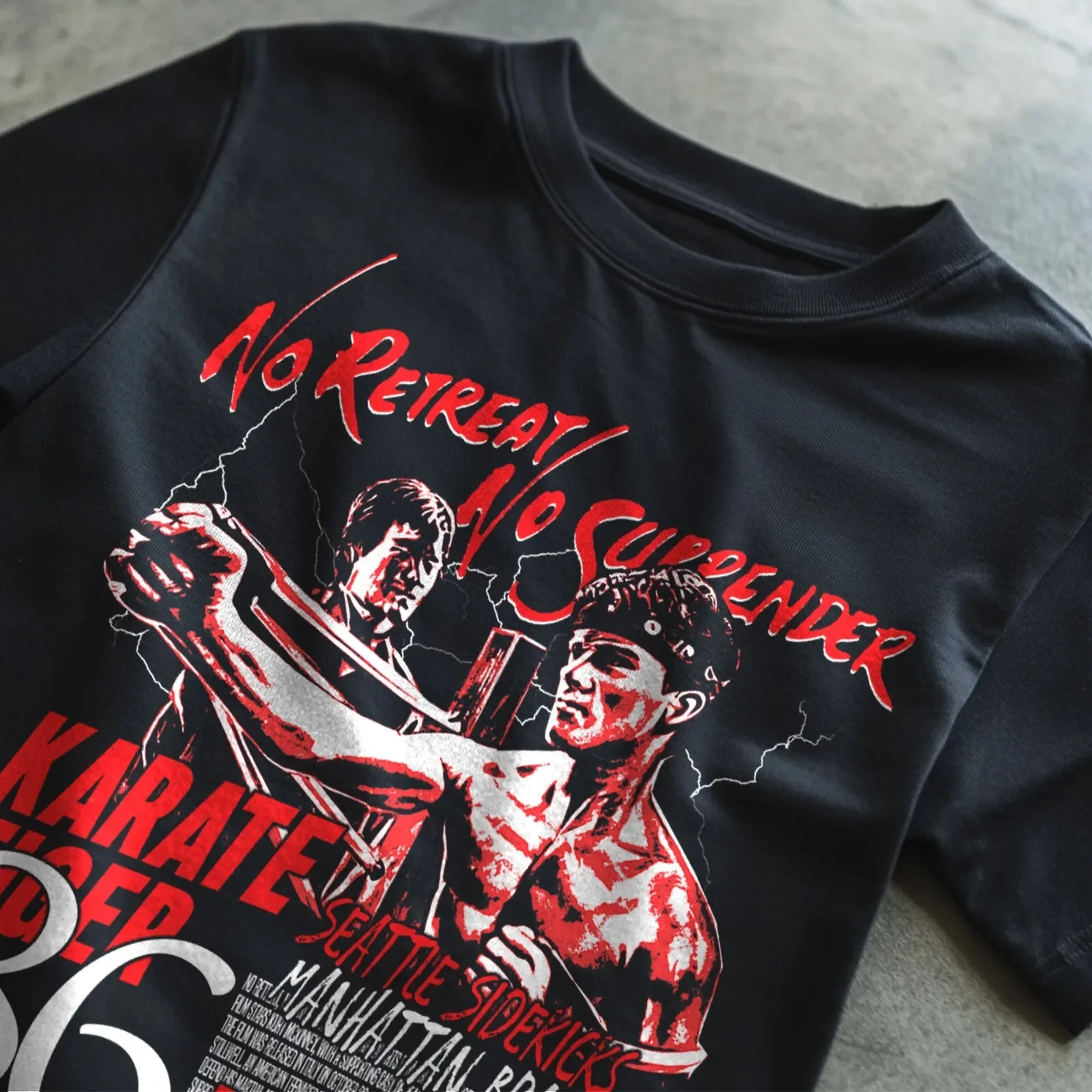 Camiseta retro de los años 80 y 90 con la frase de la película Karate Tiger: «No retroceder, no rendirse».