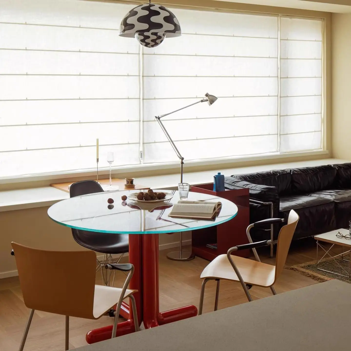 Dopamine minimalist, tempered glass round dining table, household small apartment, medieval color round table