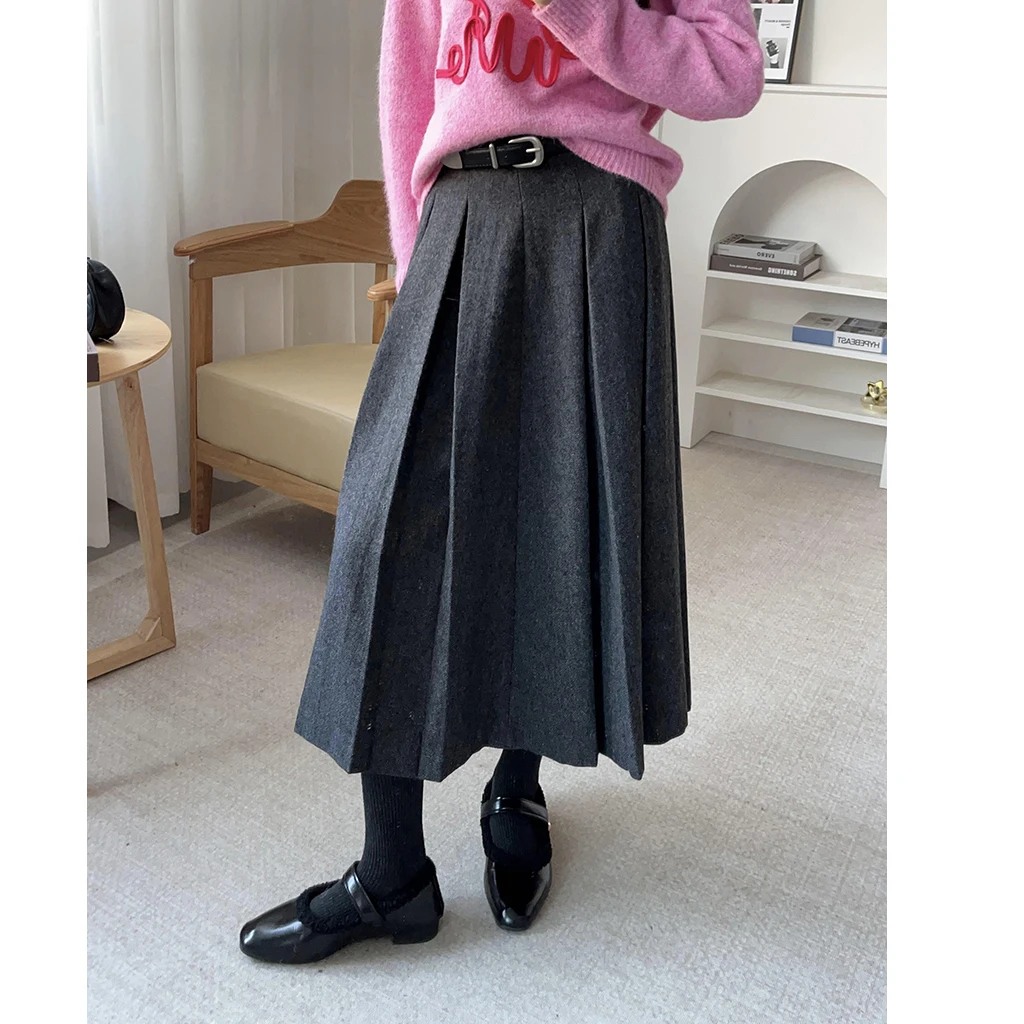 ชุดเซ็ตเสื้อสเวตเตอร์ไหมพรมสีชมพูถักลายตัวอักษรแบบถักเปีย พร้อมกระโปรงทรงเอสวีทีเอ็นสำหรับผู้หญิง ให้ลุคดูอ่อนหวานและขาวกระจ่างใส