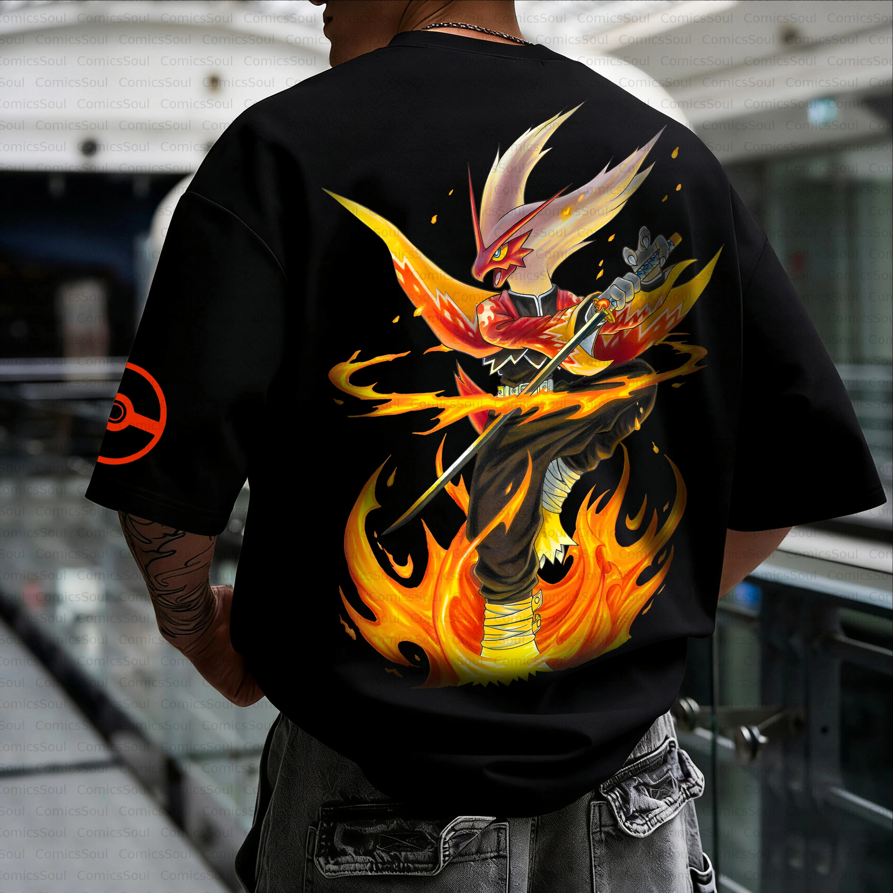 Camiseta de Algodón Pokémon Verano 2026, Estampado Trasero de Personaje Héroe Brillante con Aura de Fuego y Logotipo Rojo en la Manga, Corte Holgado, Informal para Hombre