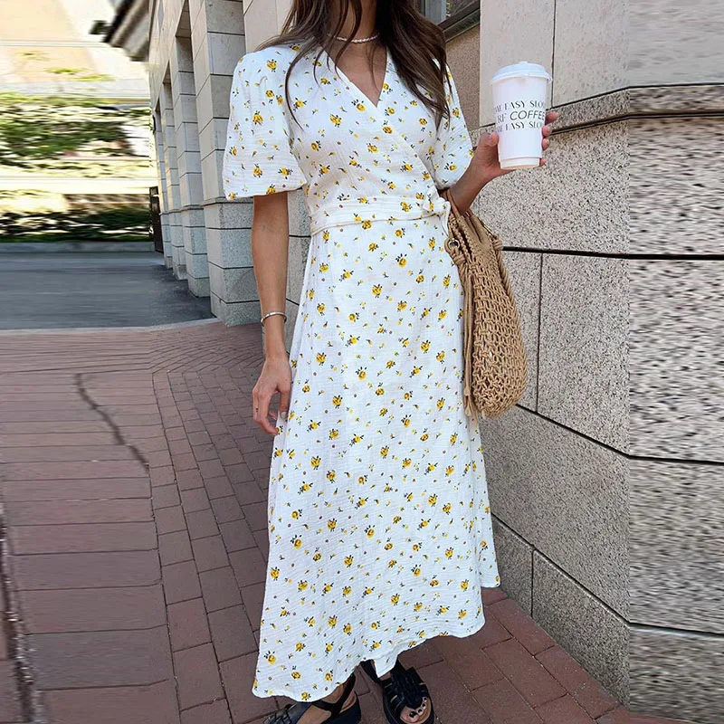 

2024 Fashion Puff Sleeve Slim Fit Long Dress New Summer Floral Print Waist A-line Dress Sexy Women's V-neck Lace Up Beach Dress