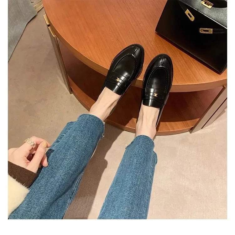 حذاء ماري جين الجلدي بإبزيم ذهبي صغير على الطراز البريطاني برأس مستدير وكعب سميك حذاء مسطح نعل مطاطي مريح