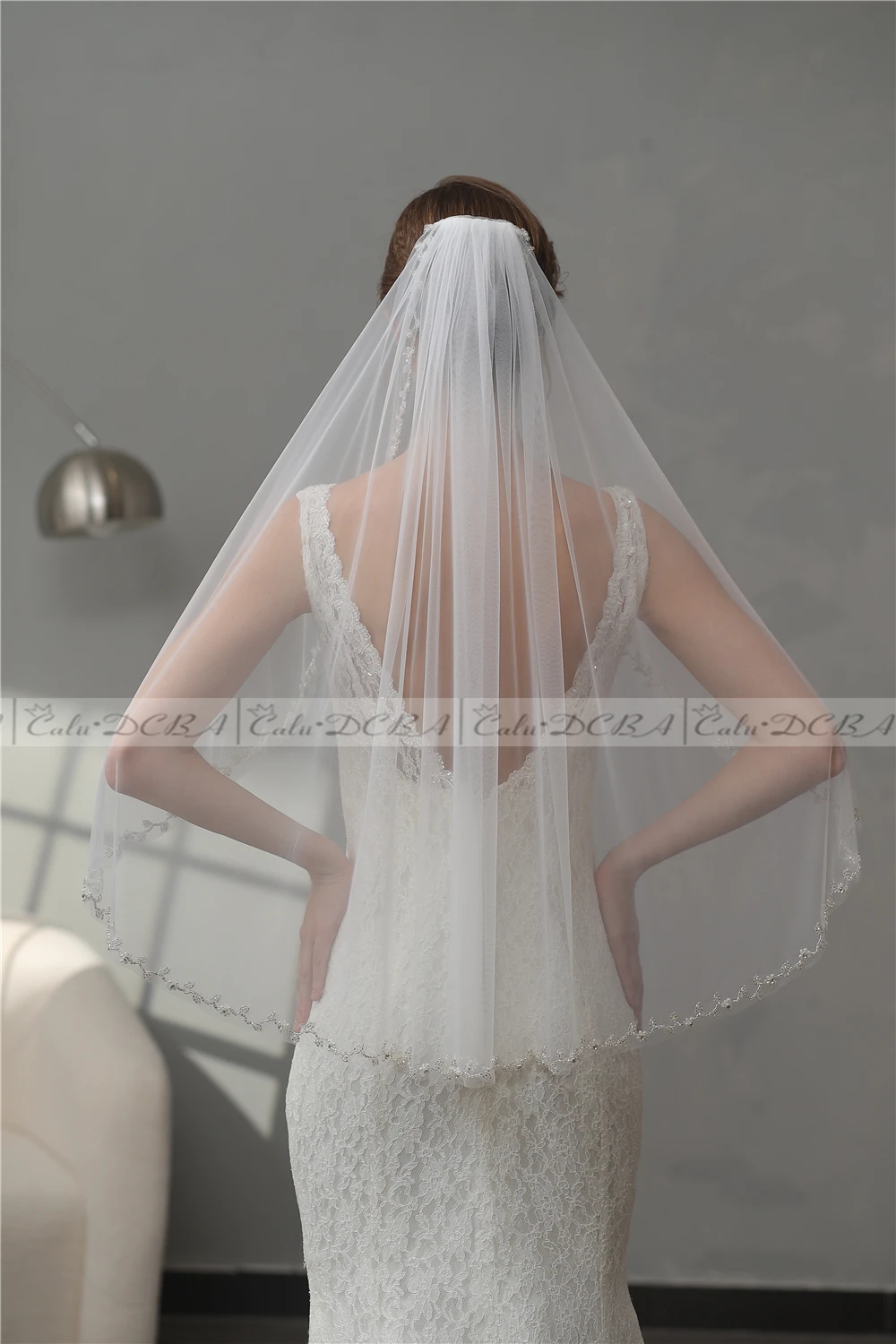 1 Tier Wedding Veil Short Elegant Beaded Crystal Sequins Pearls Edge Veil White Ivory Bridal Veil With Comb Fingertip Veil