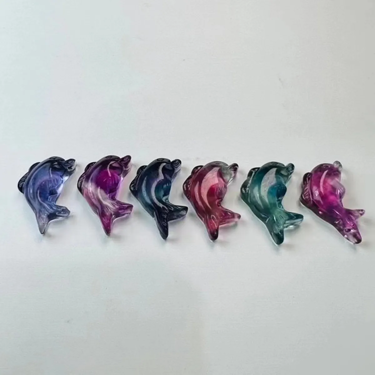 Natural random 15mm small fluorite carving cute dolphin animal cavred home decoration gift