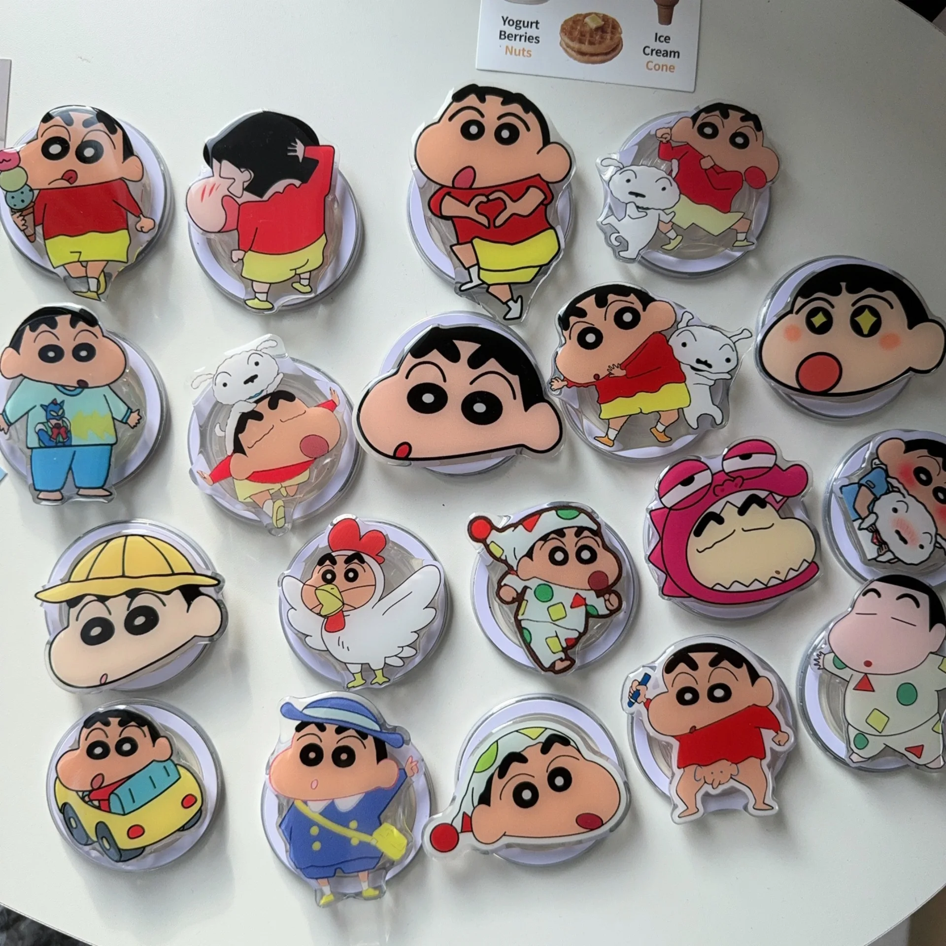 حامل هاتف Kawaii Crayon Shinchan MagSafe حامل أنيمي مغناطيسي لهاتف IPhone 15/16 Pro حامل سطح المكتب كسول كرتوني لطيف (2024)