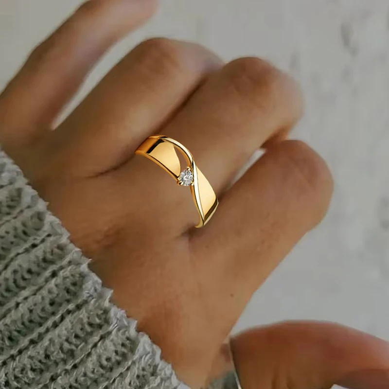 Huitan Damen-Ringe mit gedrehtem Band und einem kleinen Zirkonia, minimalistische Verlobungs- und Eheringe, Modeschmuck für Frauen – Detail 4