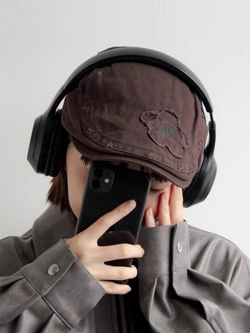 كوريا Ins الأزياء التطريز موزع الصحف قبعة، سليم صالح قبعة مسطحة للرجال النساء الشارع غسلها قطع الرسام قبعة كابي نمط القبعات