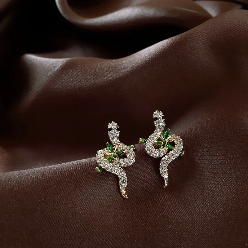 Zierliche Blumen-Ohrstecker für Frauen, Piercing, Knorpel-Ohrring, niedlicher Zirkon, goldfarben, ästhetischer Schmuck für Damen, Geschenk