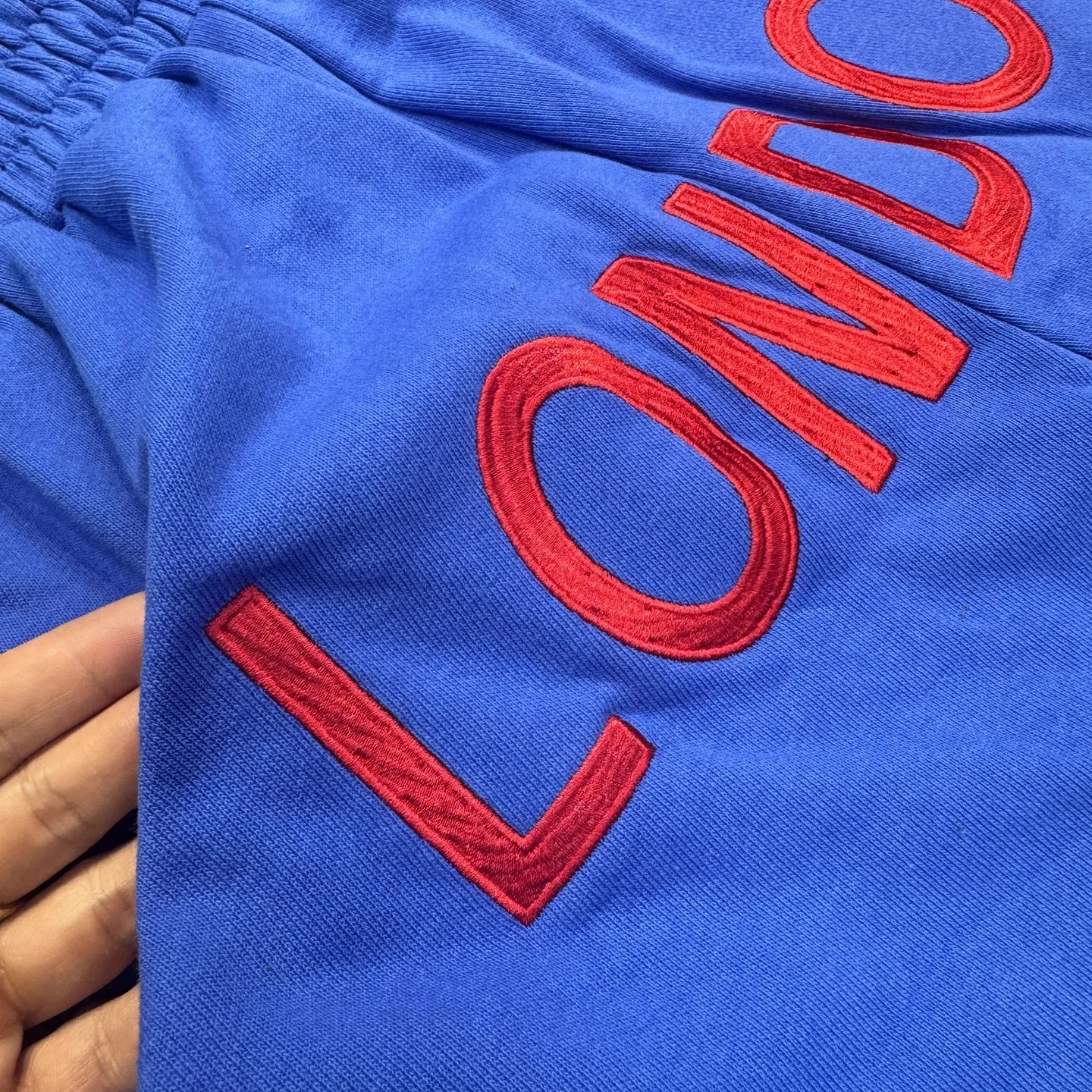 الأزرق Mowalola لندن التطريز الحرب الحصان فارس أرقام 6 التسمية Sweatpants الرجال النساء بنطال ذو قصة أرجل واسعة تيري بناطيل فضفاضة غير رسمية