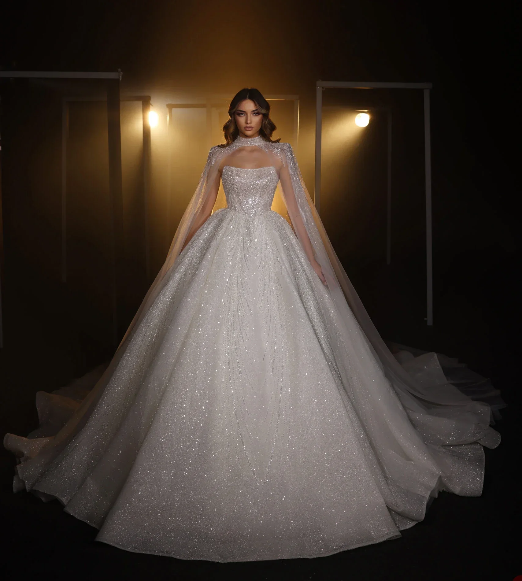 2025, maßgeschneidertes, glänzendes, trägerloses Hochzeitskleid, luxuriöses Glitzer-A-Linien-Brautkleid, geschwungener Zug, Bodenrobe