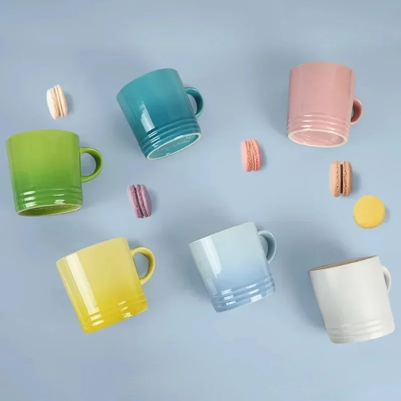 Canecas cerâmicas estilo nórdico com presente da mão Caneca popular do gradiente da cor, caneca criativa do macaron, copo fresco do arco-íris, mão