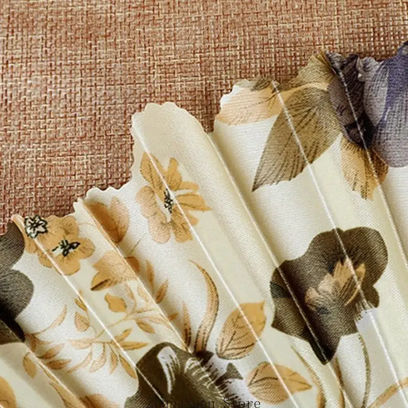 Klappbarer Handfächer aus Kunststoff zur Raumpräsentation mit Blumenmuster 3XUF – Detail 5