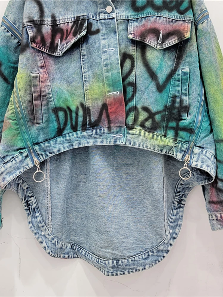 DEAT Women Denim Coat Loose Patchwork Zippers Letters Graffiti Contrast Color Irregular Jackets 2024 Autumn New Fashion 33A1421