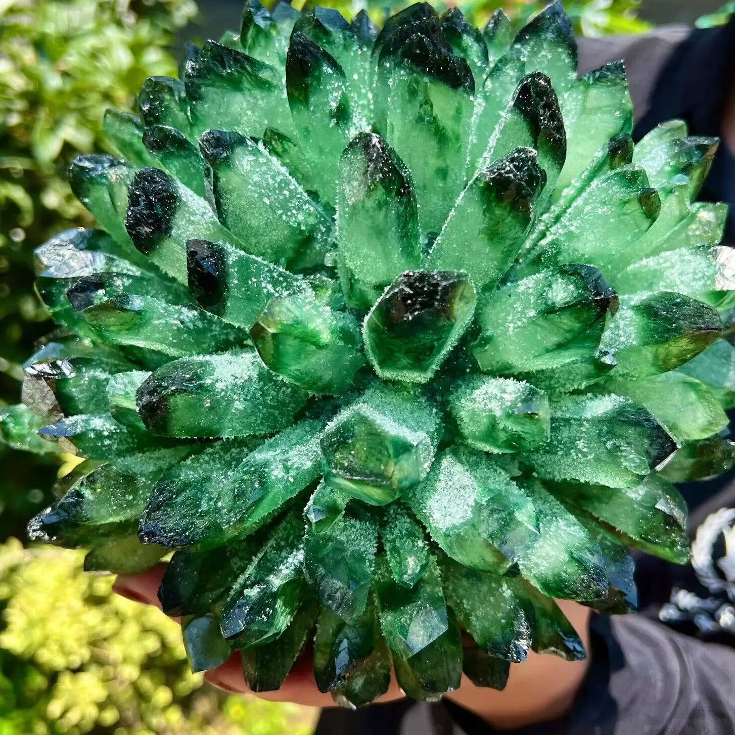 

Красивый зеленый бриллиант шероховатый образец минерала