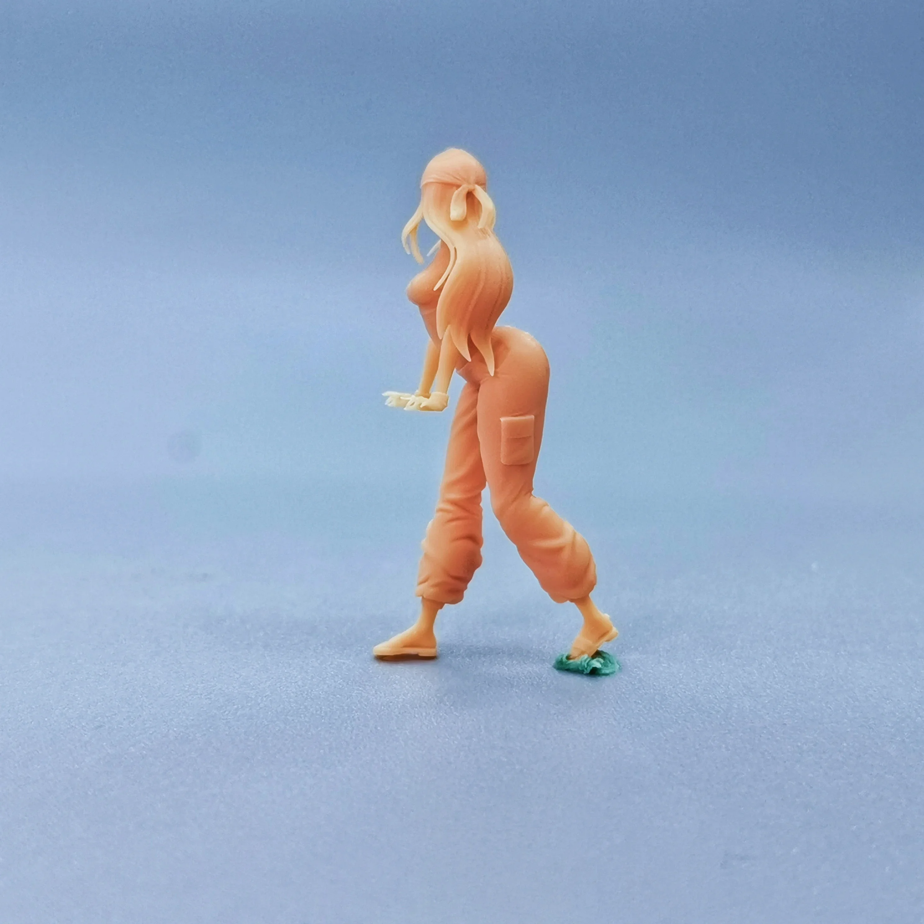 1/64 1/43 Figurine Modello in Scala Tavolo in Resina Ragazza Miniature Non Colorate Diorama Dipinto a Mano C006