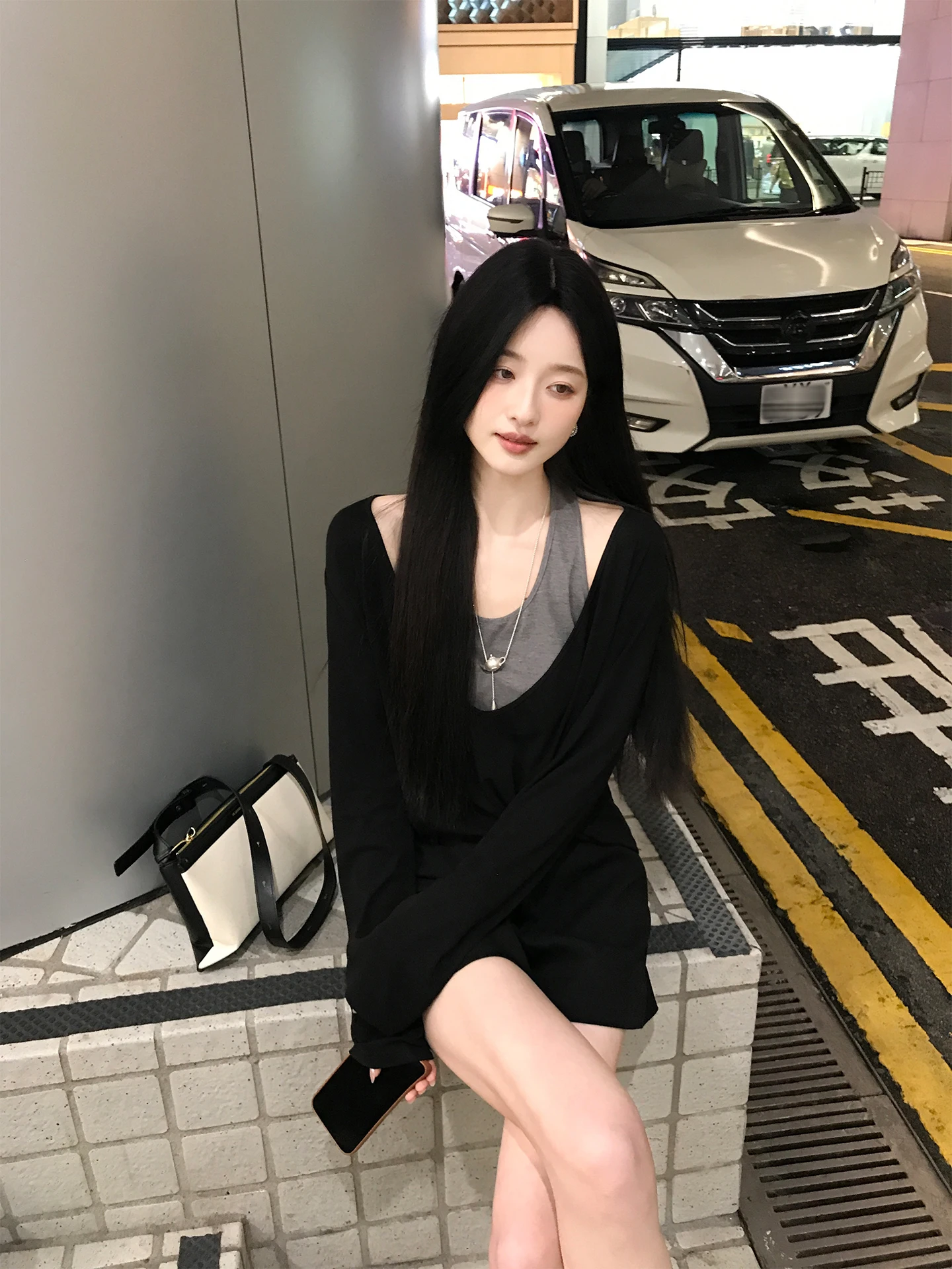 

Комплект из двух предметов: хлопковый вязаный жилет и мягкая драпированная футболка с длинным рукавом и U-образным вырезом, в стиле Color Block, черный цвет.