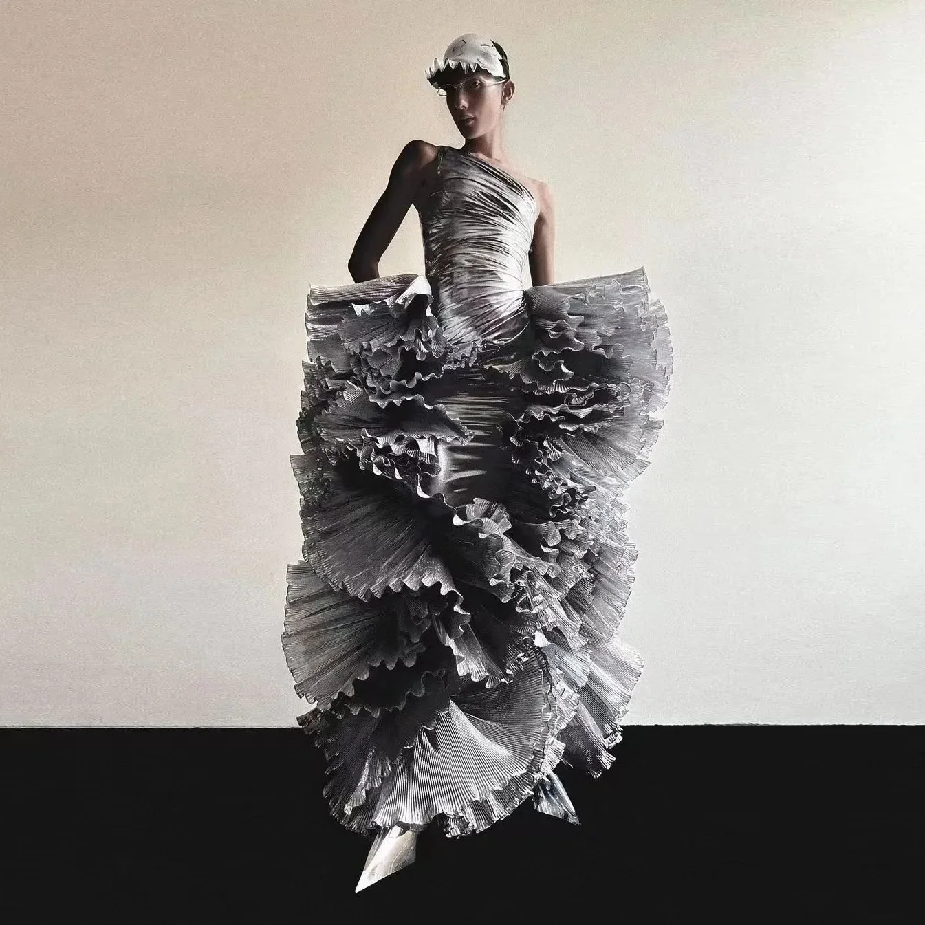 Luxury Metal Gray Dresses Women One Shoulder Ruffled Organza Long Formal Party Dress Layered Evening Gowns Sleeveless
