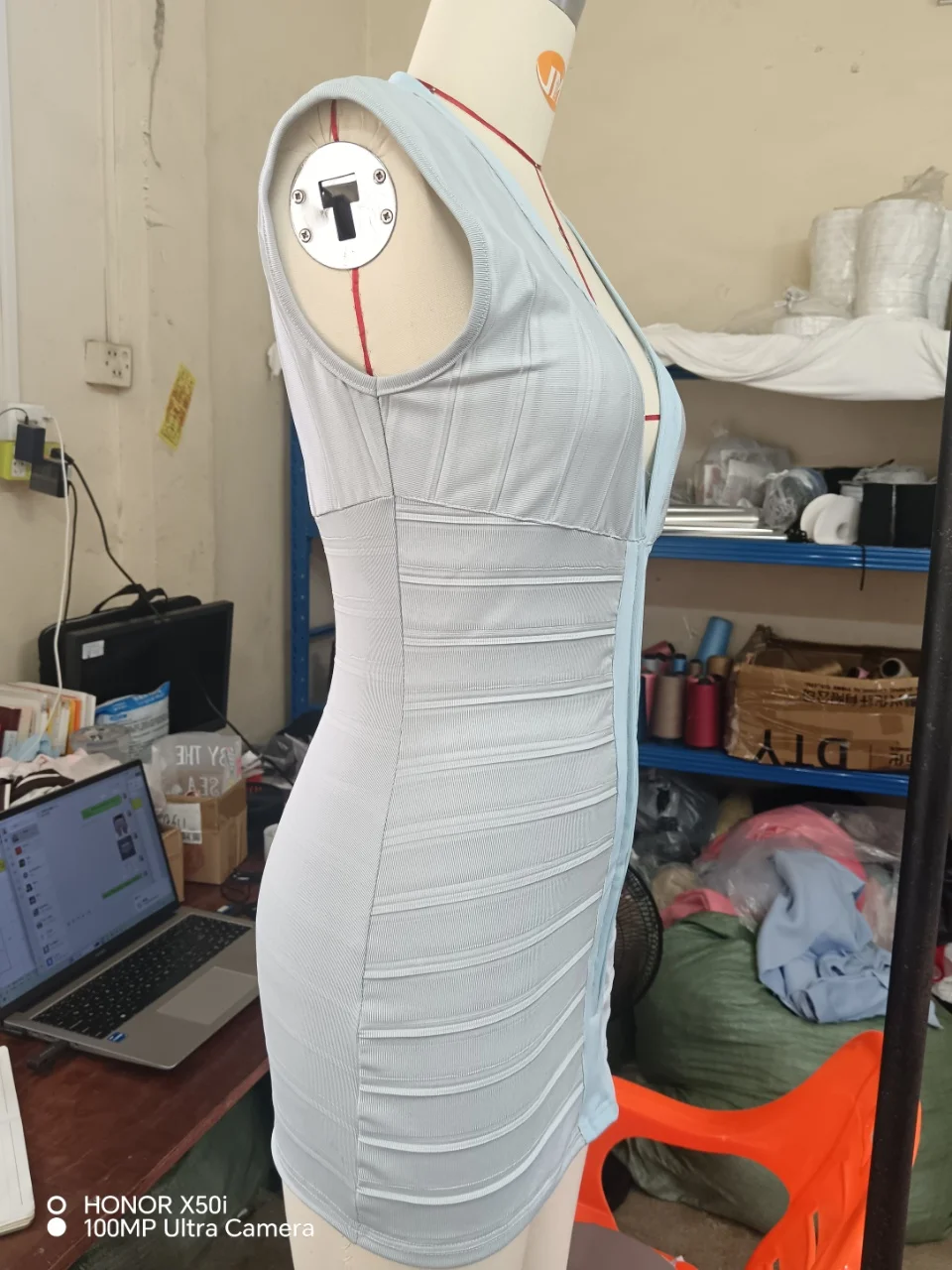 Europäisches und amerikanisches Kleid mit tiefem V-Ausschnitt, ärmellos, mit Reißverschluss, schmal geschnitten, im Spice-Girl-Stil, Partykleid mit Hüftbetonung, modisch und neu. – Detail 5