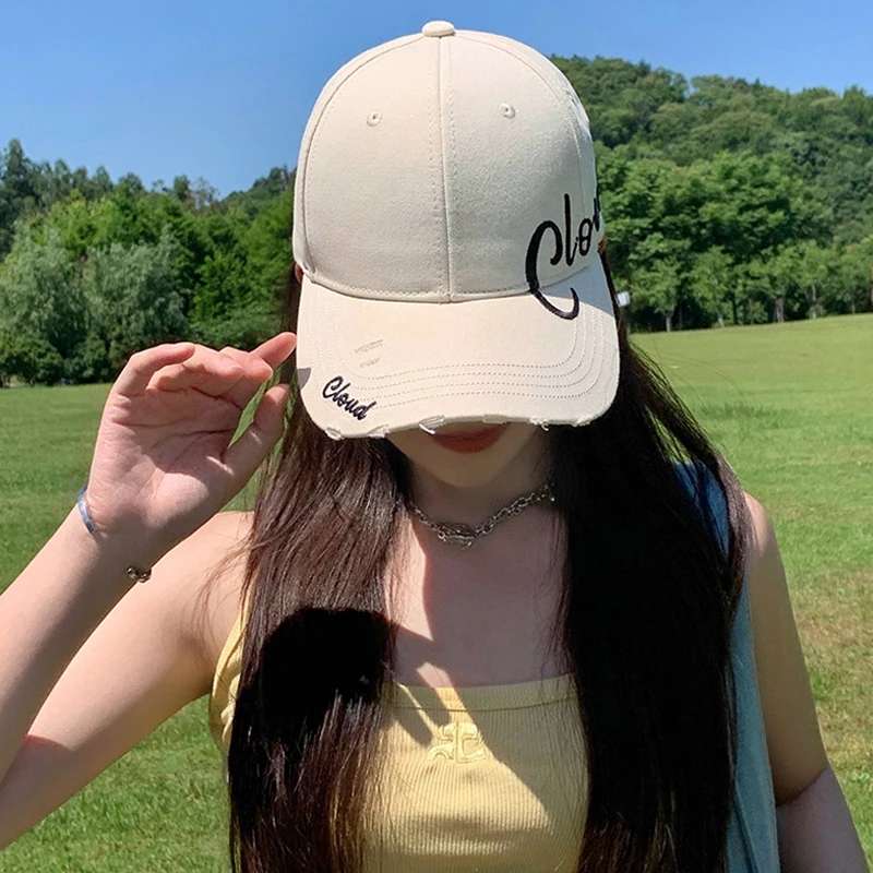 Schwarze Baseballkappe mit seitlichem Buchstaben und Stickerei für Sommerausflüge, Sonnenschutz, Entenschnabelmütze mit gebogener Krempe, trendiges und kleines Gesicht
