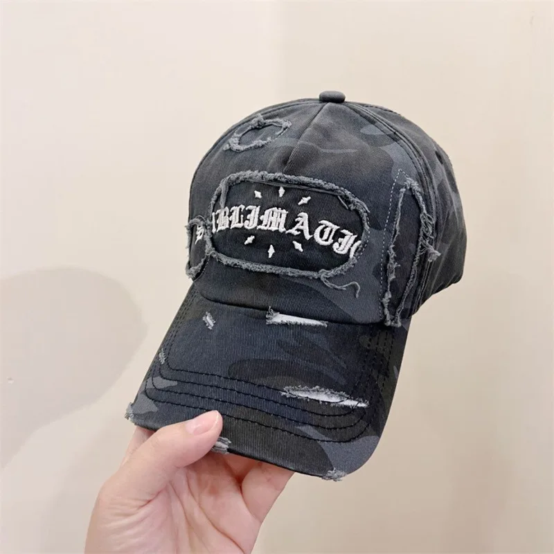 새로운 찢어진 위장 수 놓은 문자 야구 모자 여성용 조수 다목적 얼굴 작은 남성용 복고풍 모자의 한국어 버전
