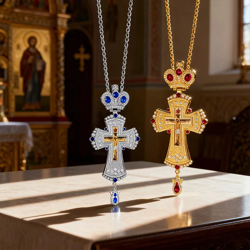 Neues vergoldetes orthodoxes Brustkreuz mit roten Kristallakzenten und Kruzifix-Ikone, hochwertiger liturgischer Schmuck für Priester. – Detail 5
