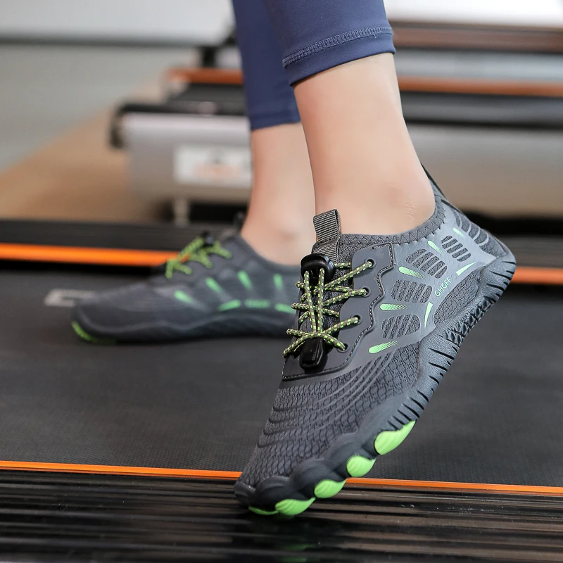 HKDQ Sepatu Air Pasangan Premium Sneaker Bertelanjang Kaki Memancing Lembut Sol Datar Jaring Anti Selip Sepatu Pantai Luar Ruangan Cepat Kering untuk Pria