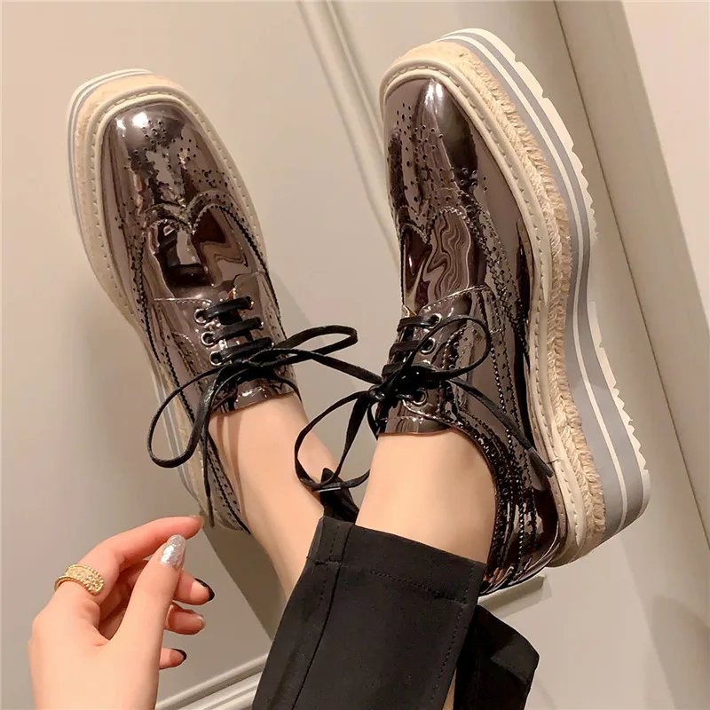 Scarpe piccole in pelle da donna intagliate Casual alla moda con punta tonda suola spessa colore metallico scarpe singole di qualità minimalista