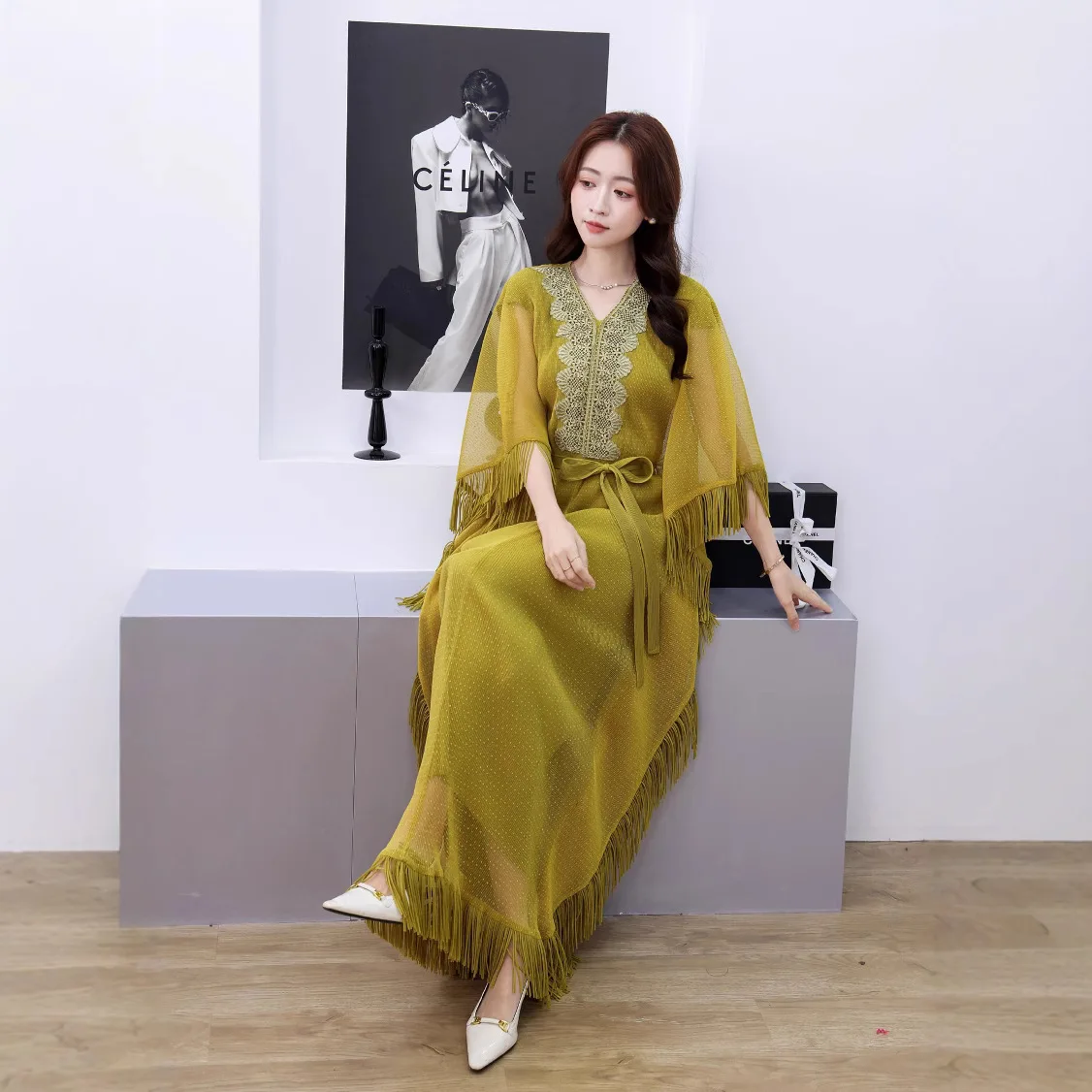 

Japan ISSEYS MIYAKES new V-neck Middle East Dubai solid color bat style fringe dress