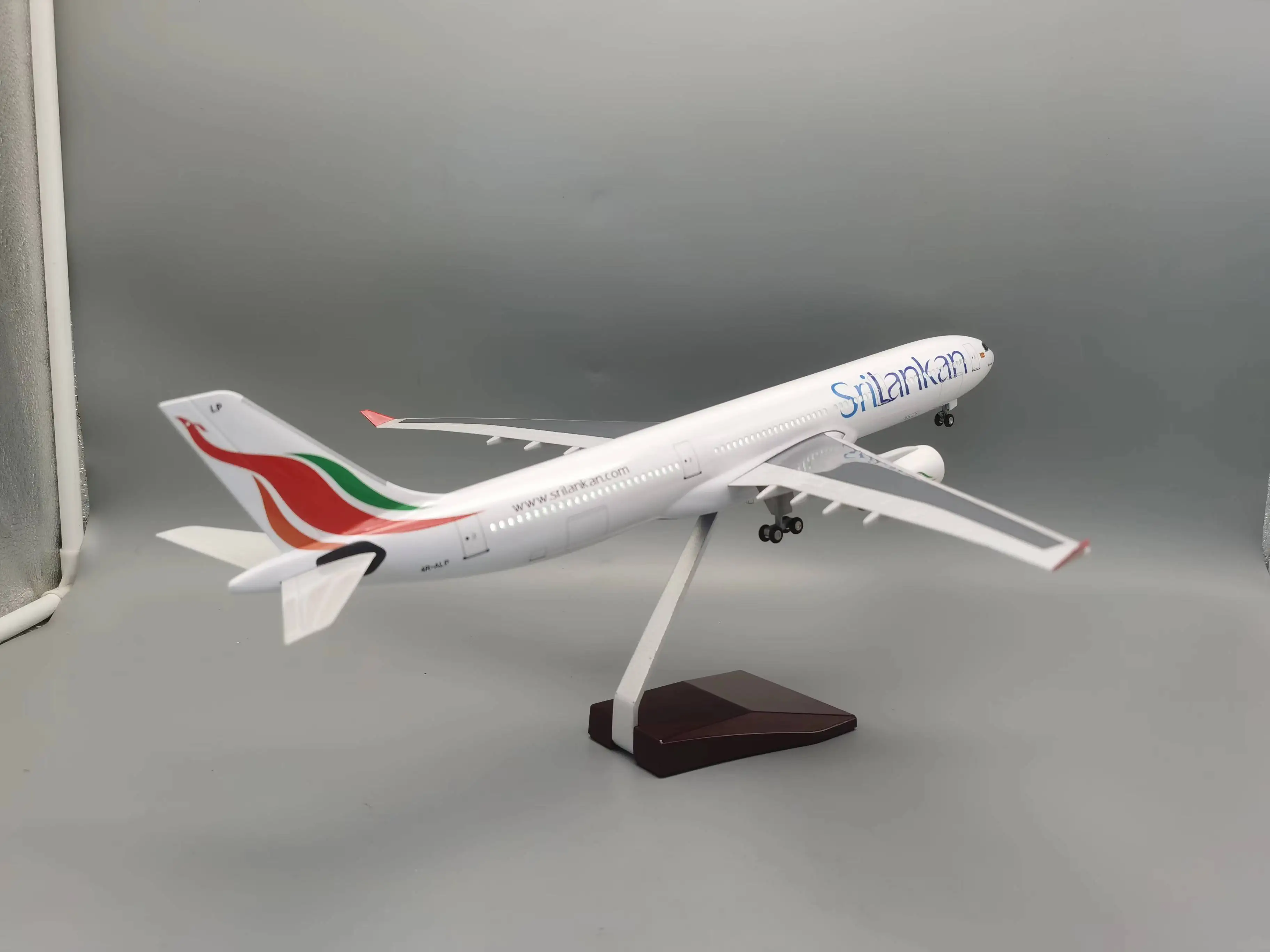 A330 330 Scale 47CM 1:135 SriLankan Sri Lankan Airlines Airway Base Wheel Resin Plastic Assembly Aircraft Plane Airplane