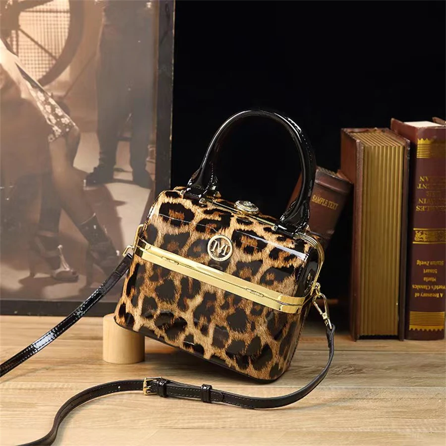 New minimalist and fashionable small handbag, high-end carriage crossbody bag, portable box bag Fashion Crossbody Bags Ladies\'