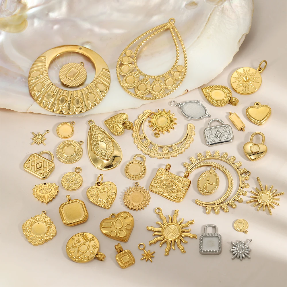 CARLIDANA Vintage wasserdichter Edelstahl vergoldet Sonne Mond böser Blick Herz Schloss Charms für DIY Schmuckherstellung Frauen