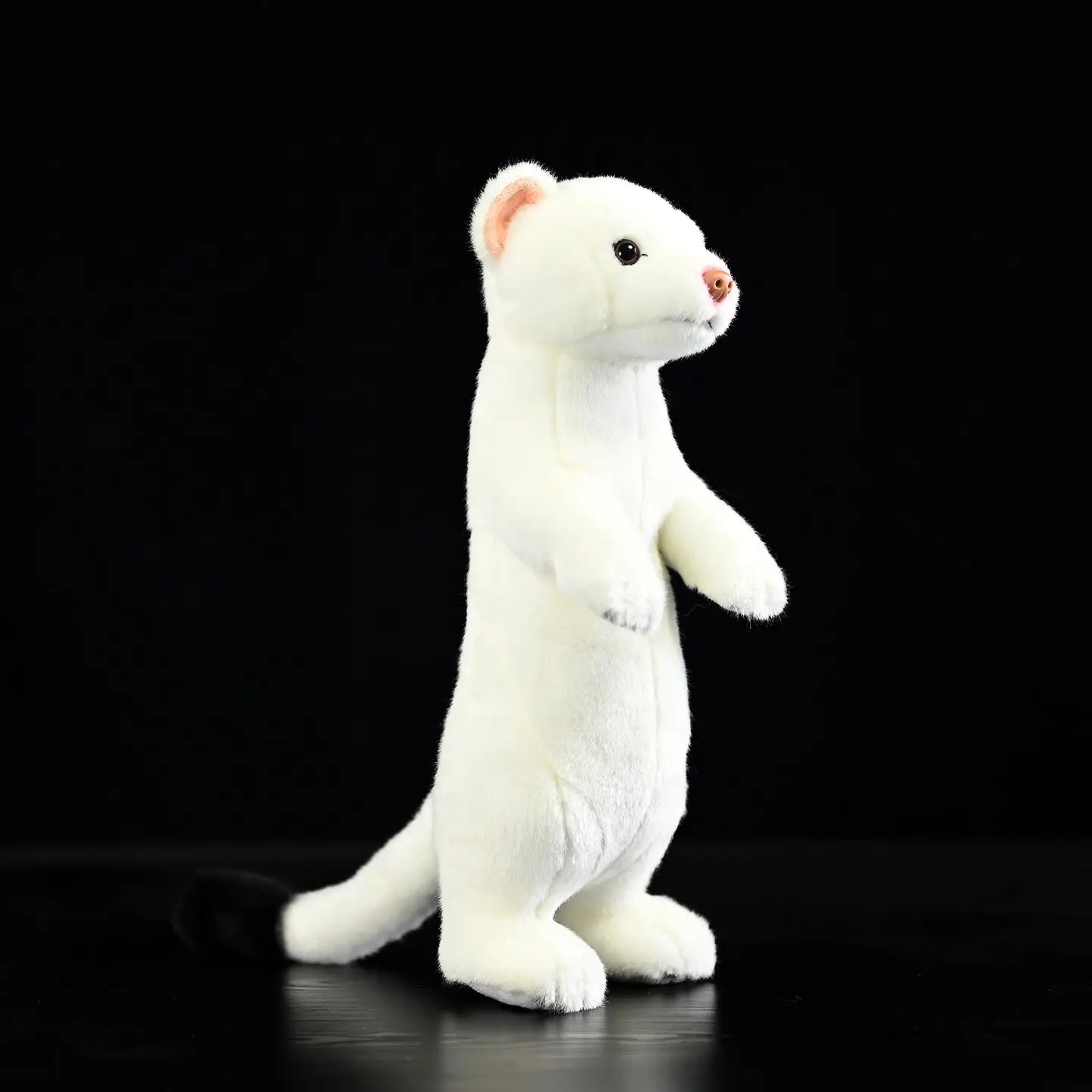 Simulación de zorro blanco de pie, Mustela erminea, zorro pequeño, ermine, adorno, pequeños objetos decorativos y modelos en miniatura