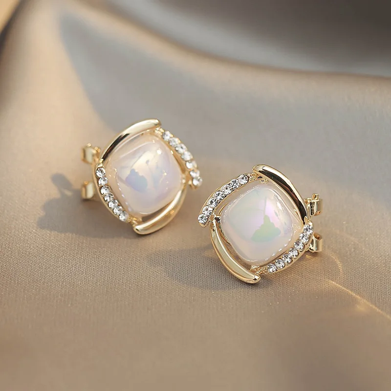 Fashion Imitation Pearl Stud Earrings for Women Surrounding with Crystal Square Earrings Unique Design Elegant Sweet Jewelry