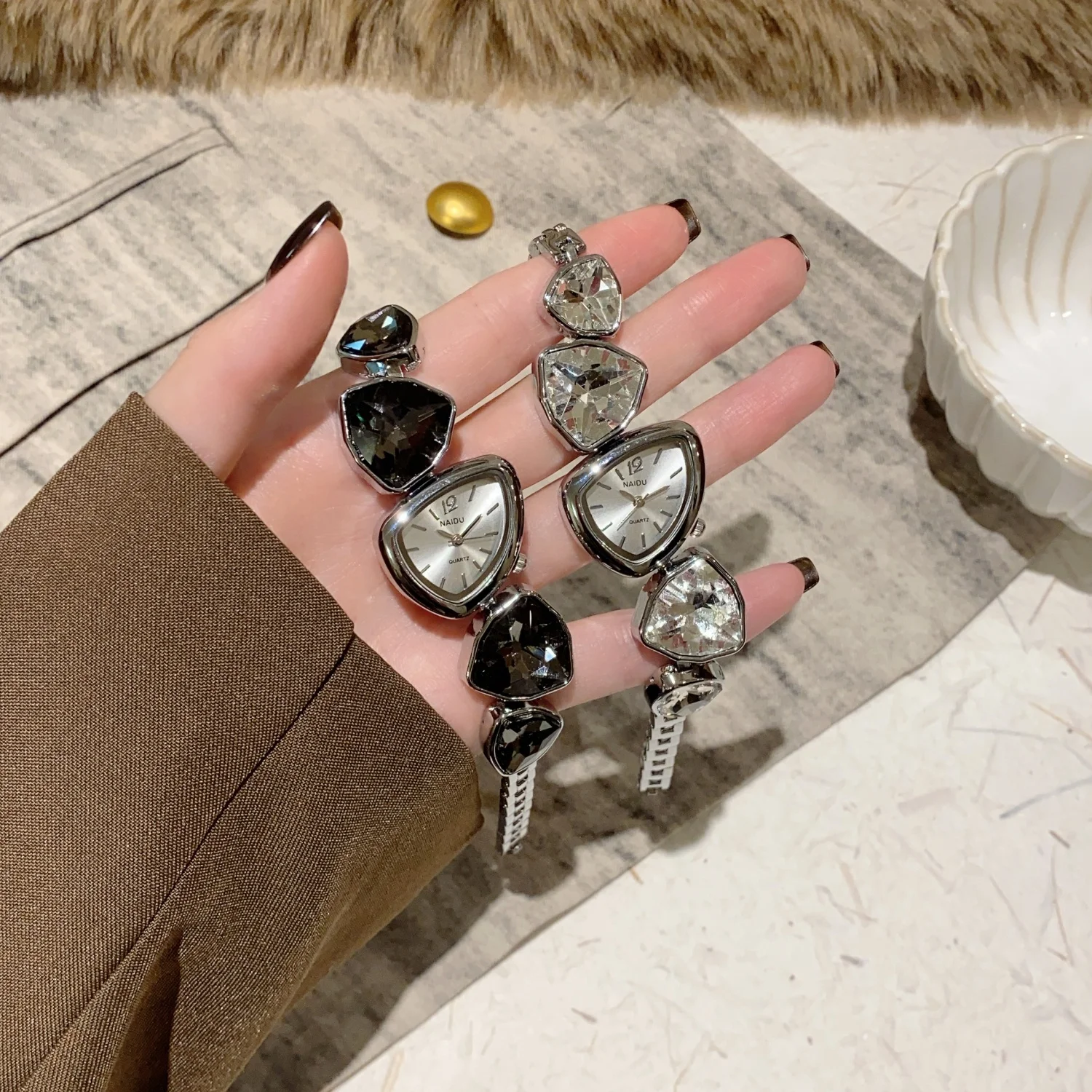 ساعة كوارتز نسائية بتصميم غير منتظم ساعات يد فاخرة كبيرة ملونة مرصعة بالألماس وساعات يد نسائية هدية على مدار الساعة