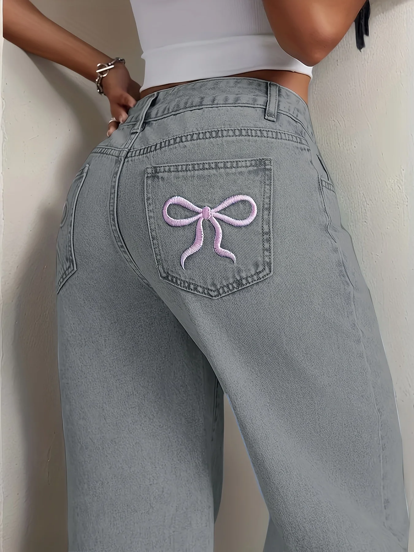 Hellblaue, hoch taillierte, gerade Vintage-Jeans mit Schleifenstickerei