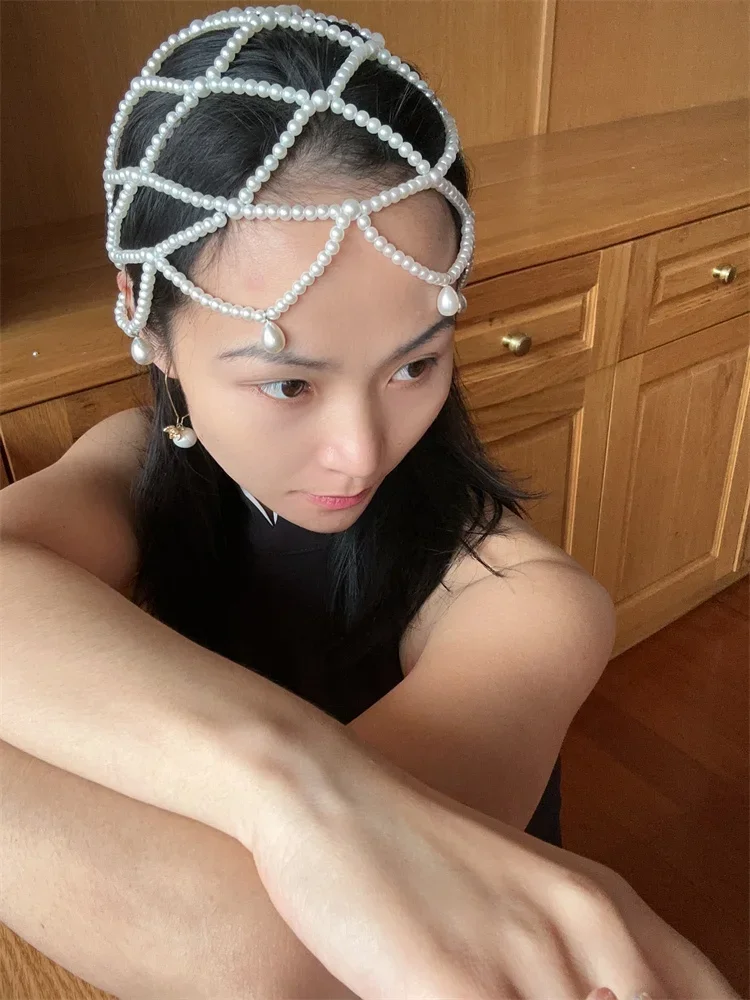 قبعة نسائية صيفية عصرية موديل 2025 مصنوعة يدويًا من اللؤلؤ الشبكي المحبوك