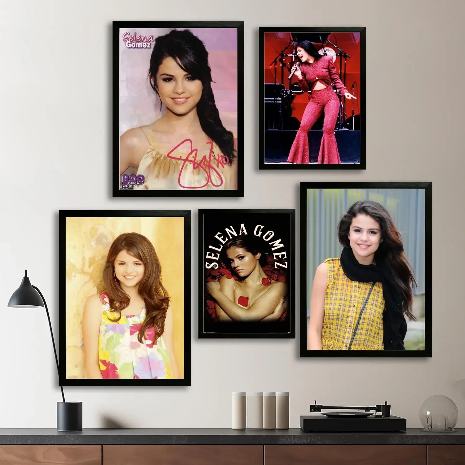 selena Canvas Art Poster and Wall Art, Picture Print, Modern Family Bedroom Decor, Posters,Decorative painting