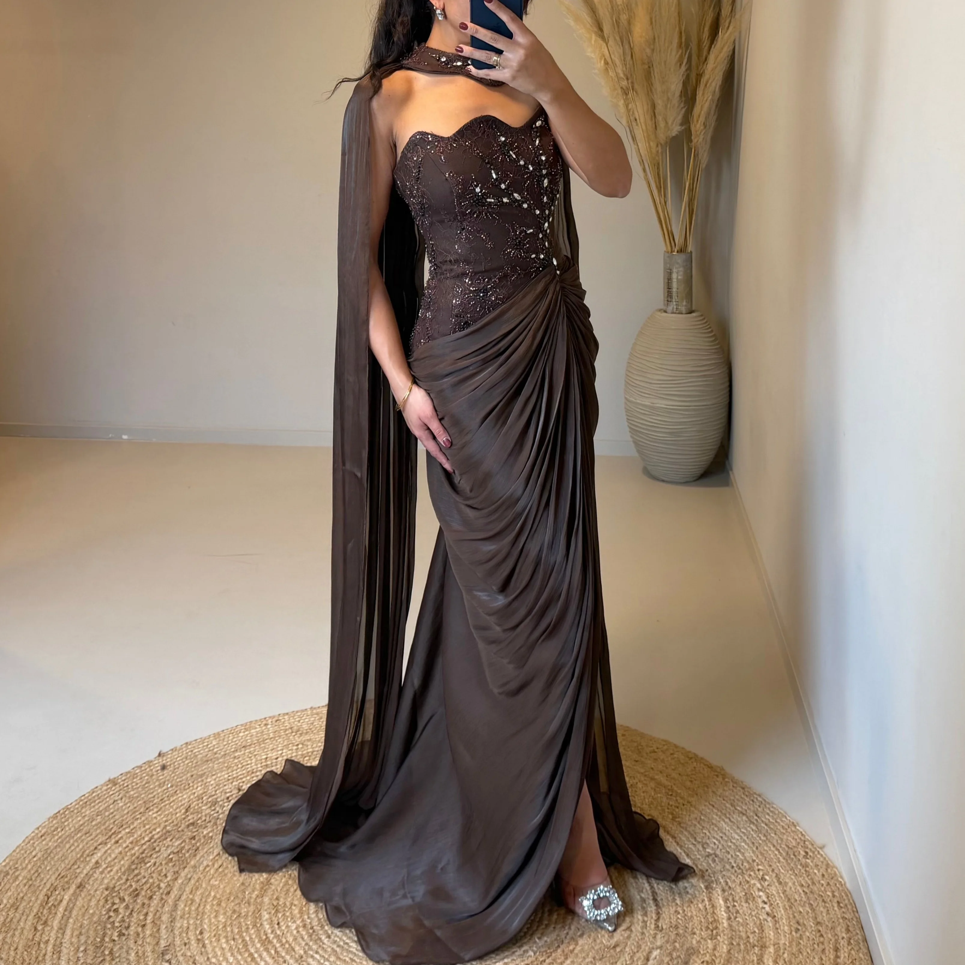 Vestido de Noche Formal Maxi de Sirena con Corsé de Encaje y Cuentas Marrones, Capa, Detalle Torcido, Fruncido y Abertura Alta, Largo hasta el Suelo, para Invitadas de Boda