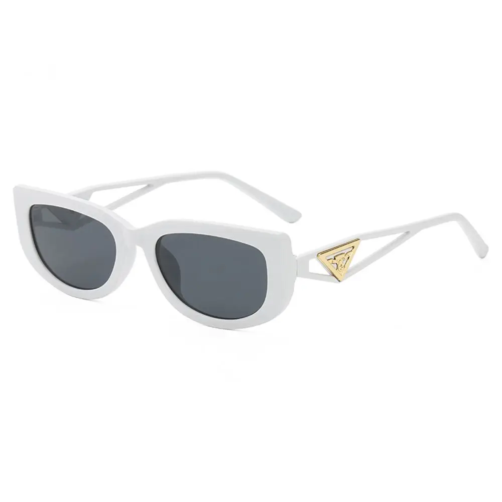Gafas de sol triangulares con montura cuadrada, montura color blanco crema y lentes lisas de color gris claro para un look único y moderno
