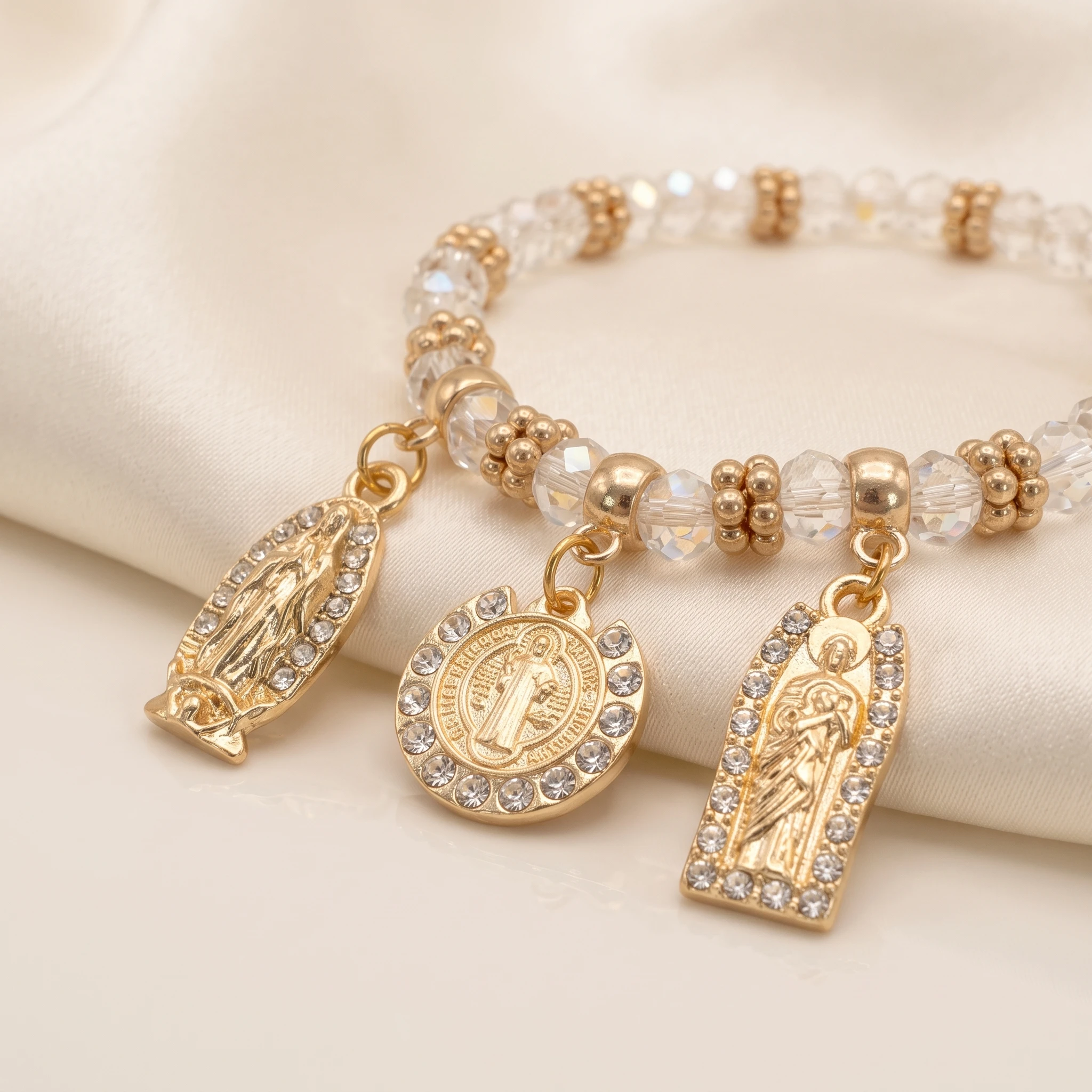 Juego de 12 pulseras de protección religiosa con elegantes cuentas de cristal transparente: dijes de San Benito, la Virgen María y San Judas con detalles en tono dorado y pedrería, pulseras elásticas y delicadas, joyería de fe, regalos a granel para bautizo y comunión, tamaño pequeño, 4 pulgadas.