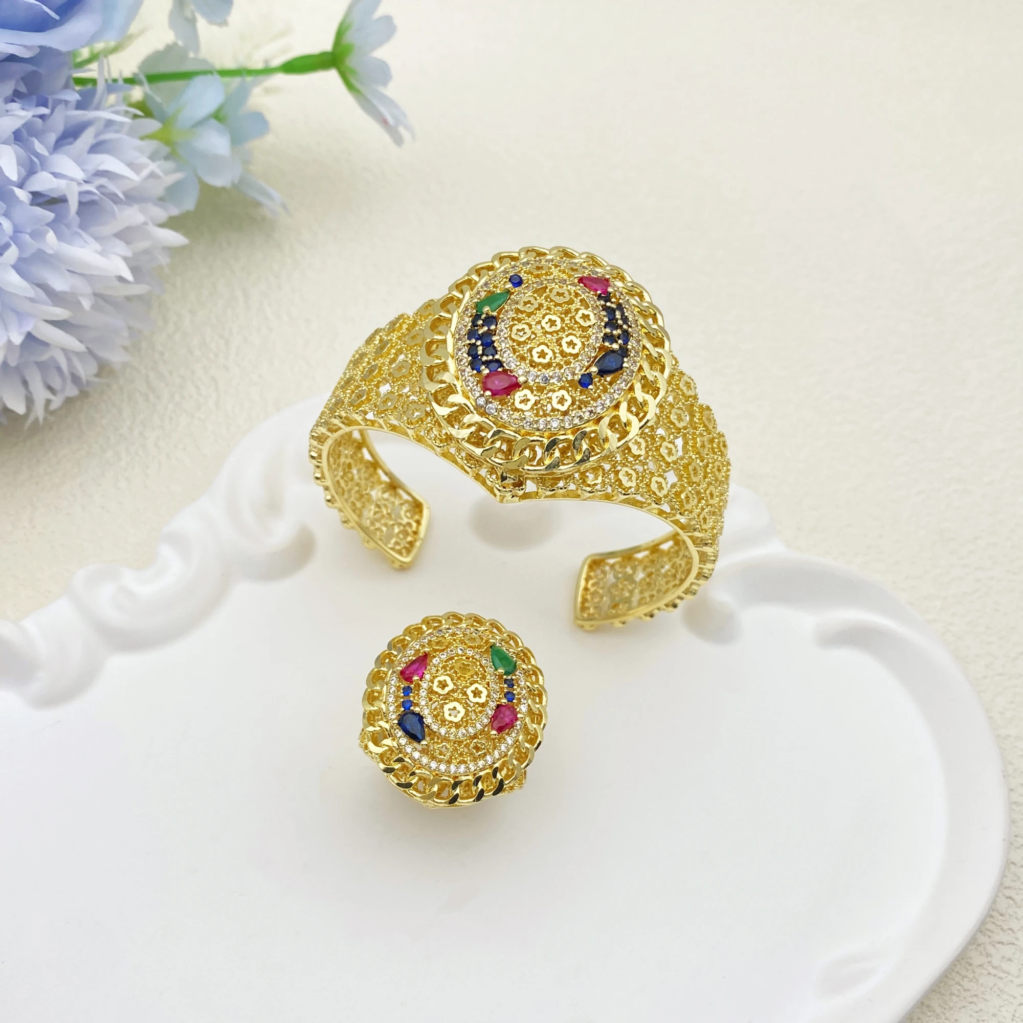 

Позолоченный медный комплект имитационных украшений Falair для женщин Кувейта: романтичный блестящий браслет и кольцо с круглыми цирконами