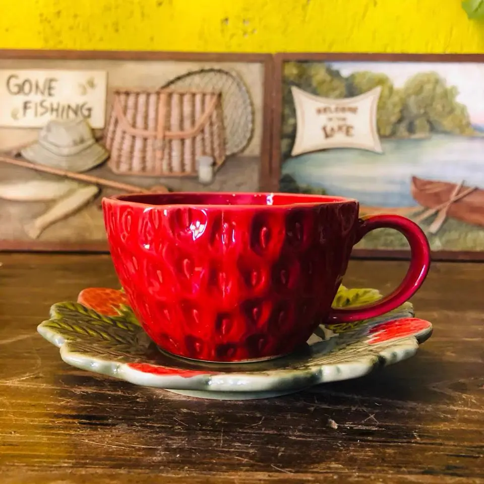 Exportación de tazas de café de la serie de fresas portugués, color bajo vidriado tallado tridimensional 3D pintado a mano