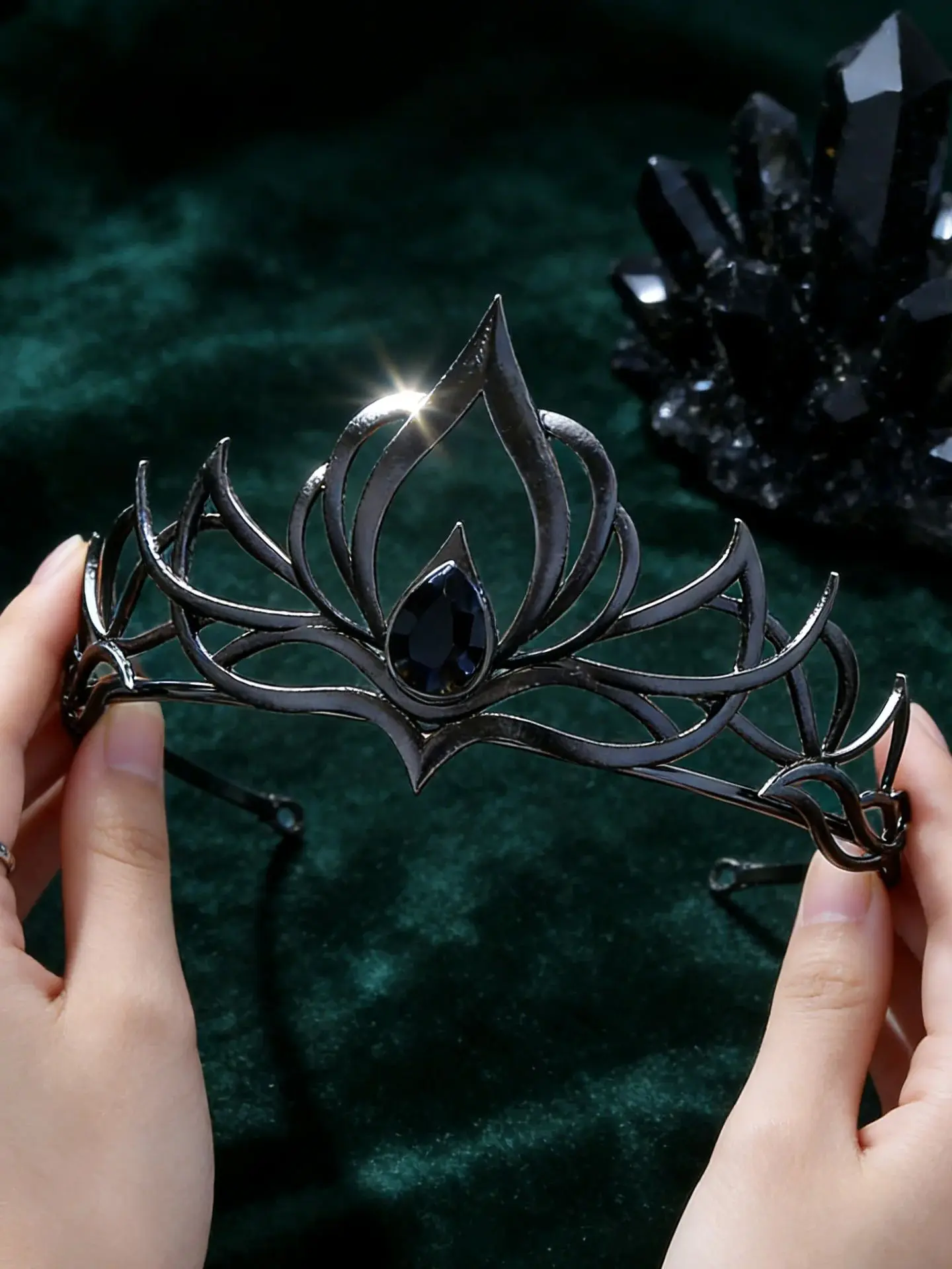 Couronne de trésor noire de style gothique minimaliste, design creux noir et argent, couvre-chef cool et luxueux, style banquet cosplay