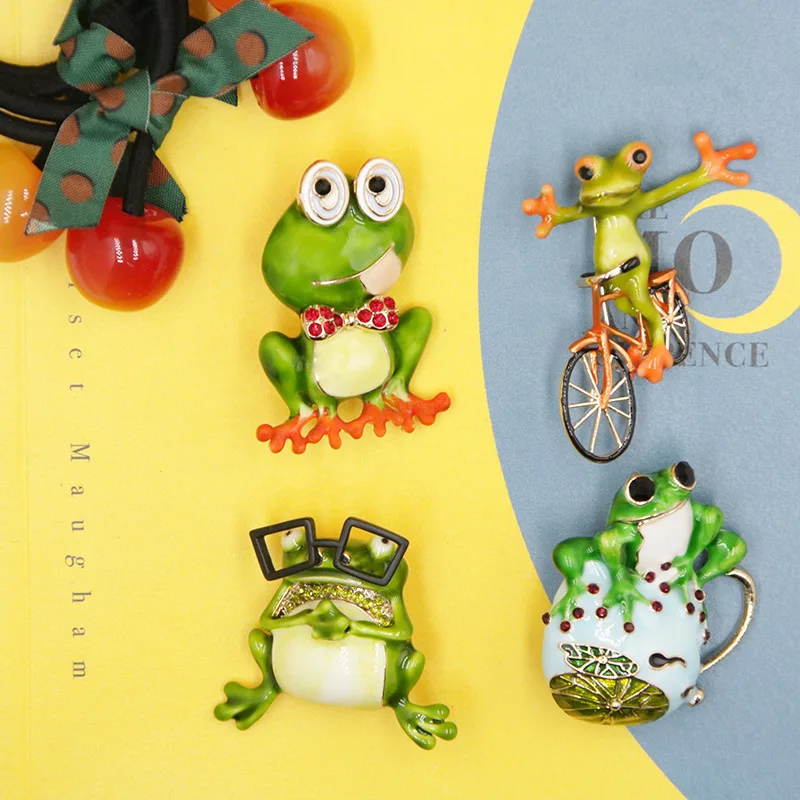 2024 Creative Cute Little Frog Anti Stray Light Brooch Alloy Brooch Clip for Women's Cartoon Brooch Accessories