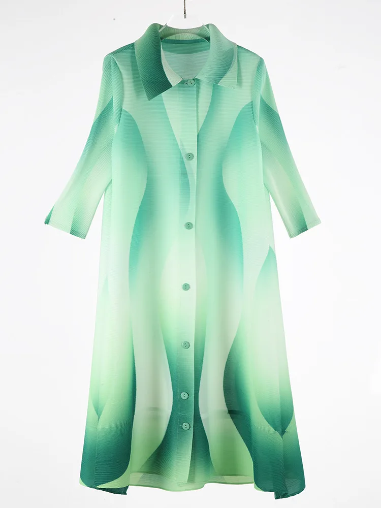 Faltiges Frühlingskleid Miyake, lockerer Farbverlauf, bedruckt, Flip-Kragen, Schnalle, sieben Zoll Ärmel, elastisch, mittellanger, schüttelnder Rock