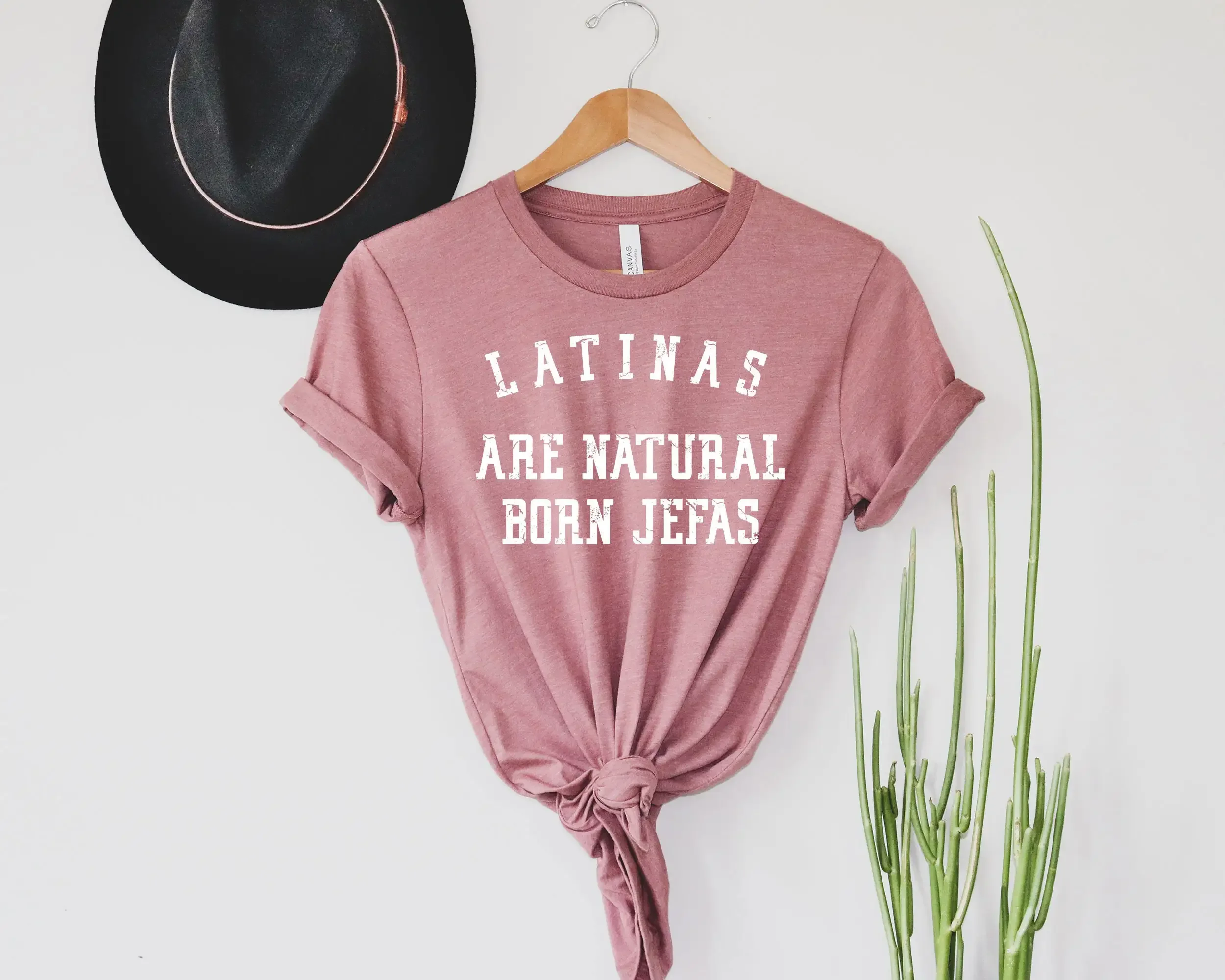 Latinas são naturalmente cheias de força. Camiseta La Jefa Latina T Chula, poder feminista espanhol.