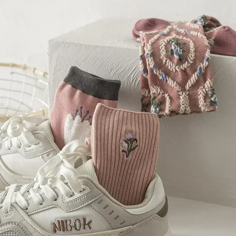 Różowe skarpetki haftowany kwiat Harajuku Retro Vintage damskie skarpetki College Style licealistki japońskie Kawaii śliczne długie skarpetki — zdjęcie 4