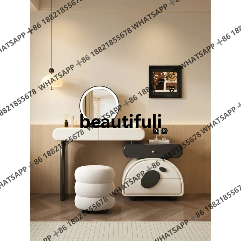 

Комод, комод, встроенная современная спальня, простая новая маленькая квартира 2025 года, столик для макияжа кремового цвета.