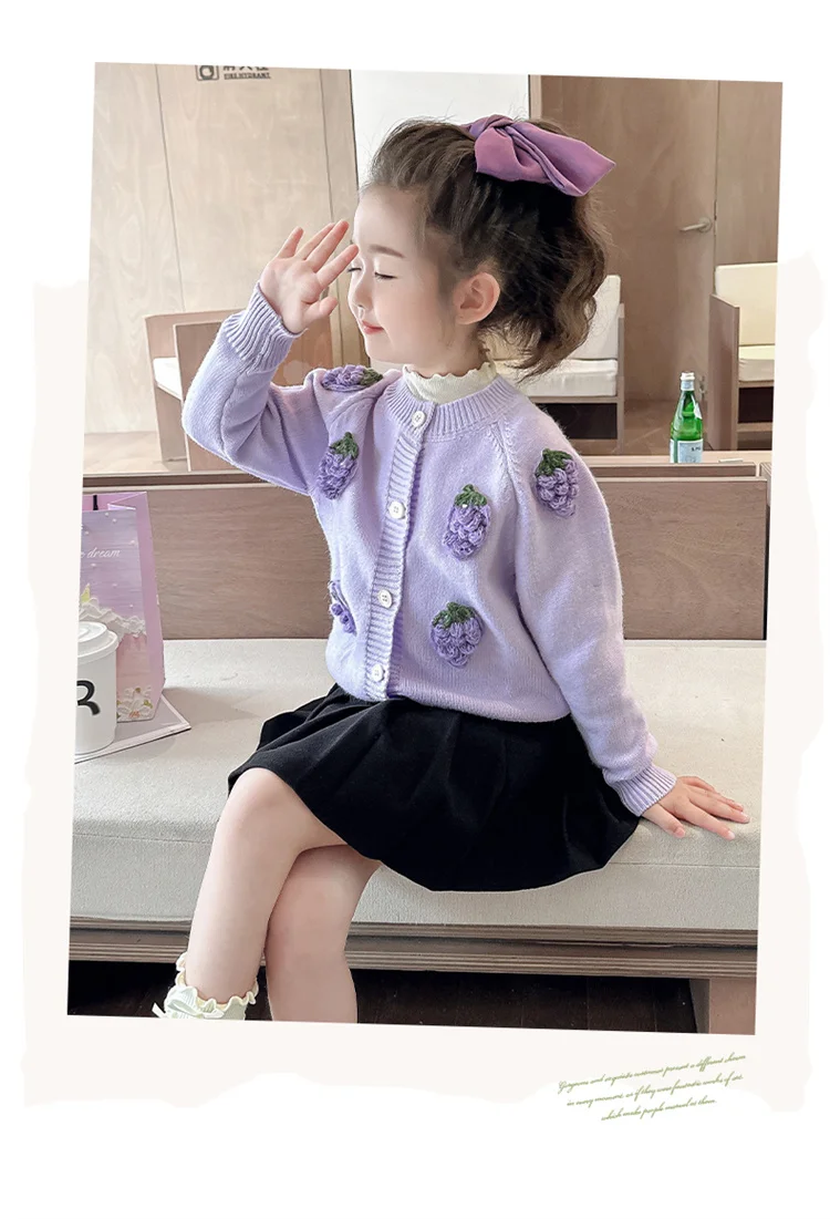 Niedliche Baby-Mädchenkleidung, Herbst-Oberbekleidung, Kinder-Strickjacke in Hellviolett mit Erdbeer-Motiv, Pullover für Mädchen, violette Strickwaren – Detail 5